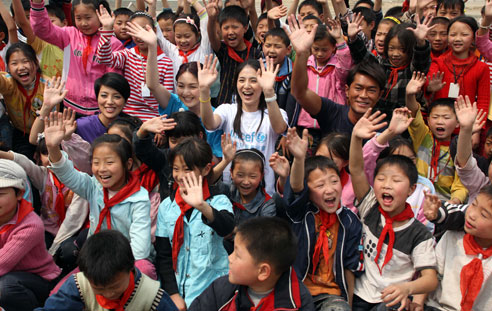 杨采妮、杨千嬅、古天乐与陈芷菁和北川县擂鼓镇中心小学的孩子们在一起。