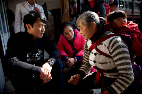 三十多年前，联合国儿童基金会正式与中国政府建立合作，共同开展促进中国妇女儿童福祉的援助项目，云南省是最早的项目省之一。黎明先生此次云南亲善探访有着特殊的意义，因为十多年前，黎明先生参与了该项目筹资和宣传工作，帮助启动了“贫困地区儿童行动项目”。图为联合国儿童基金会国际亲善大使黎明探望当地受益家庭。