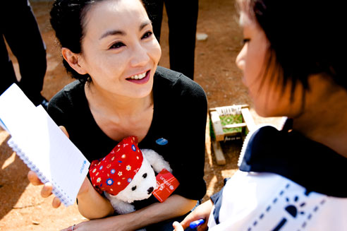 2010年4月，云南省德宏州瑞丽市某村，联合国儿童基金会中国大使张曼玉与感染了艾滋病病毒的小女孩聊天，并赠送了UNICEF小熊作为礼物。