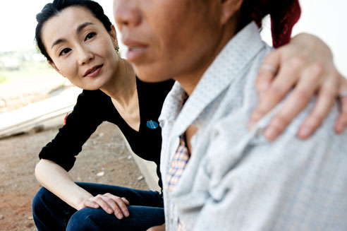 2010年4月，云南省德宏州瑞丽市某村，联合国儿童基金会中国大使张曼玉探望感染了艾滋病病毒的妇女。