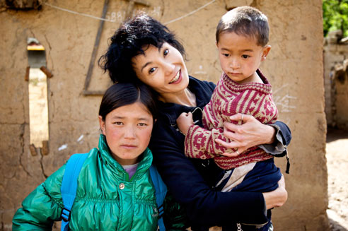 2011年5月中旬，联合国儿童基金会中国大使张曼玉探望了一家独自生活的孤儿姐弟。得知小男孩很小就失去父母的关爱，张曼玉久久地抱着这个孩子，亲亲他的脸，让她感到特别高兴的是，寸儿童福利主任帮助孩子们申请到了民政部分发放的社会散居孤儿生活补助金。生活有了改善。