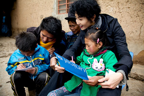 2011年5月中旬，联合国儿童基金会中国大使张曼玉探望了一家父母双亡、由年迈奶奶照顾的孤儿家庭。一年来，村儿童福利主任（左二）帮助孩子们申请到了由民政部发放的社会散居孤儿生活补助金，使这个家庭的生活有了较大改善。
