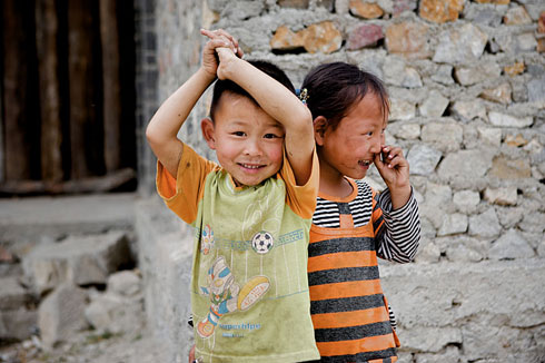 云南省曲靖市罗平县大水井村的孩子们。因为严重缺水，村里的孩子已经很多天没有洗过澡了。摄于2010年3月30日。