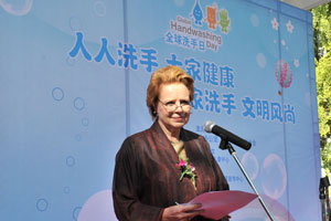 联合国儿童基金会驻华代表麦吉莲女士在活动仪式上致词。