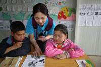 杨千嬅帮助北川擂鼓镇中心小学的孩子们学习避险自救知识。