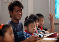 古天乐和北川县擂鼓镇中心小学的孩子们一起上安全教育课。
