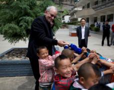 联合国儿童基金会执行主任安东尼∙雷克访问中国