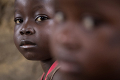 埃博拉病毒爆发以来，约600名儿童因病毒而失去了单亲或双亲。