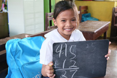 阿尔泰亚·简，8岁，在塔克洛班市Kapangian中心小学就读。这所学校被台风“海燕”所毁坏，在联合国儿童基金会的支持下，重建了学校，有了新的教学用具，维修了洗手设施和厕所。