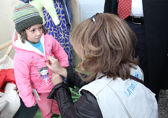 为叙利亚难民儿童提供冬季御寒衣物