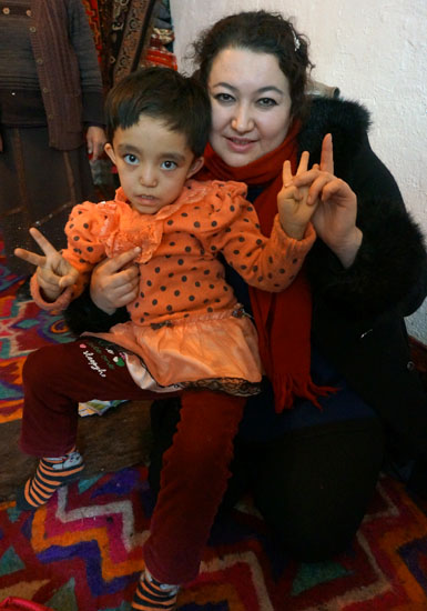 在新疆维吾尔自治区伊宁县和田买里村，哈丽莎与村里的儿童福利主任茹克艳合影。