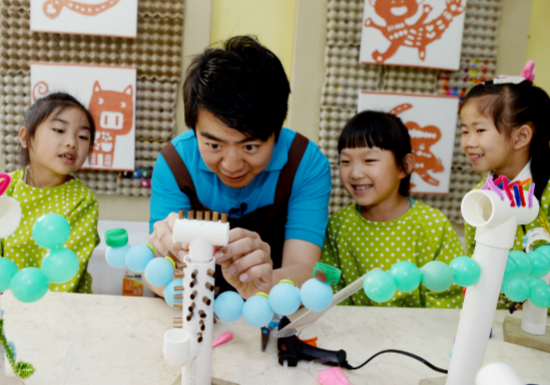 2015年5月26日，联合国和平使者、世界著名钢琴家郎朗在北京市富力桃园幼儿园与孩子们一起做手工。