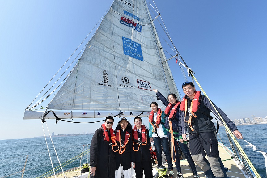 一场题为“低碳生活，扬帆起航”的论坛在克利伯环球帆船赛青岛站期间举办。克利伯环球帆船赛是世界上航程最长的航海赛事，总赛程长达四万海里，是业余航海界里独一无二的比赛。
