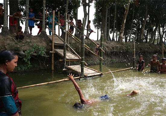Community swimming instructor, Sufiya Akter (21) leads a swimming lesson which is a part of the UNICEF-supported Swim Safe programme in Bangladesh. 